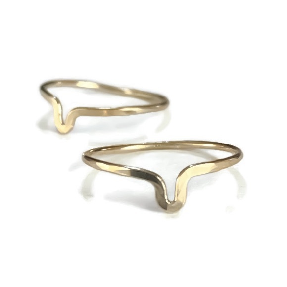Set of 2 gold hammered chevron v shaped rings - Picture 3 of 8